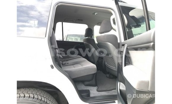 Sayi Imported Toyota Land Cruiser White Mota in Import - Dubai a Benin Sayi Imported Toyota Land Cruiser White Mota in Import - Dubai a Benin