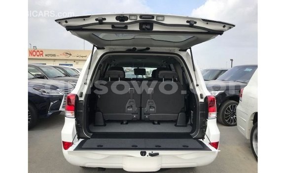 Sayi Imported Toyota Land Cruiser White Mota in Import - Dubai a Benin Sayi Imported Toyota Land Cruiser White Mota in Import - Dubai a Benin