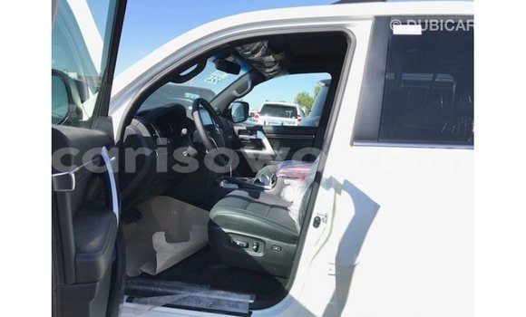 Sayi Imported Toyota Land Cruiser White Mota in Import - Dubai a Benin Sayi Imported Toyota Land Cruiser White Mota in Import - Dubai a Benin