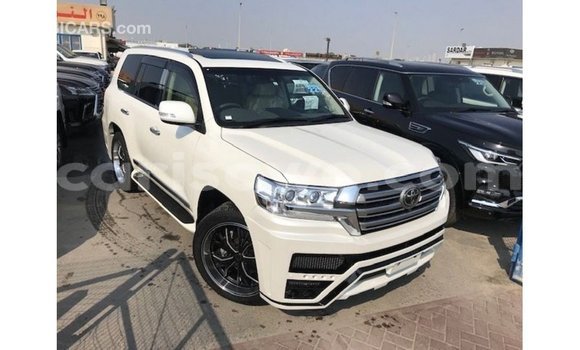 Acheter Import Voiture Toyota Land Cruiser Blanc à Import - Dubai, Benin Acheter Import Voiture Toyota Land Cruiser Blanc à Import - Dubai, Benin