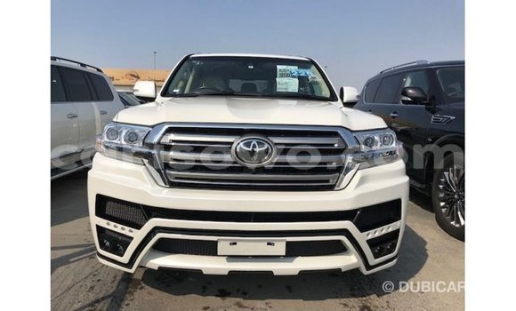 Acheter Import Voiture Toyota Land Cruiser Blanc à Import - Dubai, Benin Acheter Import Voiture Toyota Land Cruiser Blanc à Import - Dubai, Benin