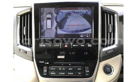 Acheter Import Voiture Toyota Land Cruiser Blanc à Import - Dubai, Benin Acheter Import Voiture Toyota Land Cruiser Blanc à Import - Dubai, Benin