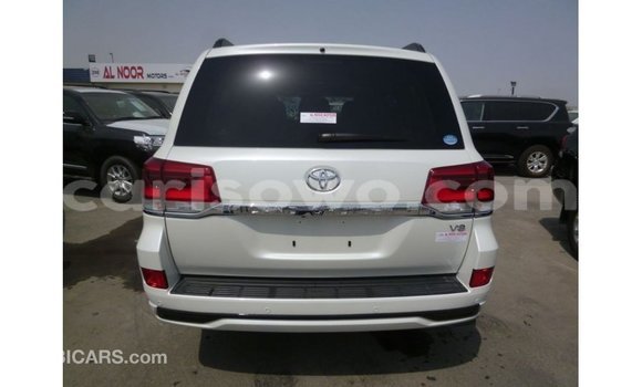 Acheter Import Voiture Toyota Land Cruiser Blanc à Import - Dubai, Benin Acheter Import Voiture Toyota Land Cruiser Blanc à Import - Dubai, Benin