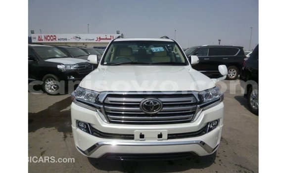 Acheter Import Voiture Toyota Land Cruiser Blanc à Import - Dubai, Benin Acheter Import Voiture Toyota Land Cruiser Blanc à Import - Dubai, Benin