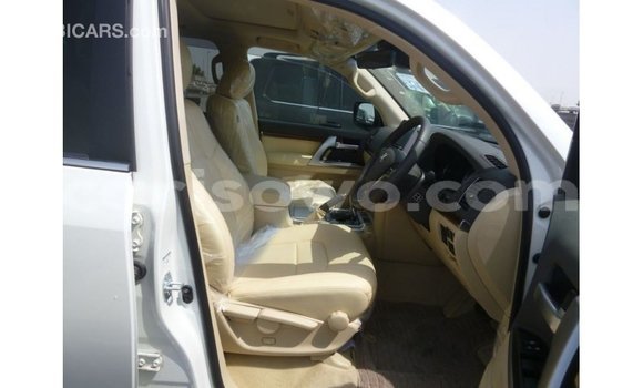 Acheter Import Voiture Toyota Land Cruiser Blanc à Import - Dubai, Benin Acheter Import Voiture Toyota Land Cruiser Blanc à Import - Dubai, Benin