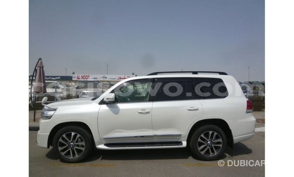 Acheter Import Voiture Toyota Land Cruiser Blanc à Import - Dubai, Benin Acheter Import Voiture Toyota Land Cruiser Blanc à Import - Dubai, Benin