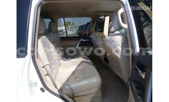 Sayi Imported Toyota Land Cruiser White Mota in Import - Dubai a Benin Sayi Imported Toyota Land Cruiser White Mota in Import - Dubai a Benin