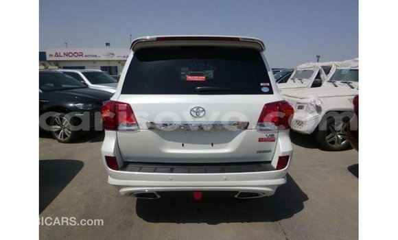 Sayi Imported Toyota Land Cruiser White Mota in Import - Dubai a Benin Sayi Imported Toyota Land Cruiser White Mota in Import - Dubai a Benin