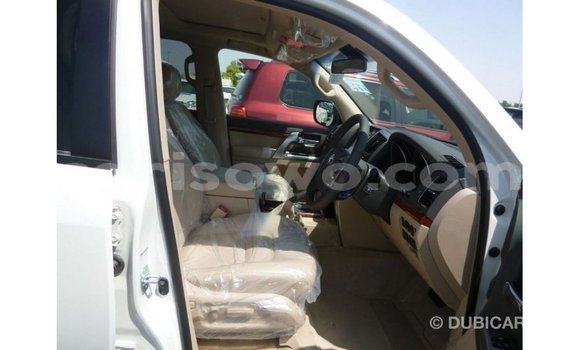 Sayi Imported Toyota Land Cruiser White Mota in Import - Dubai a Benin Sayi Imported Toyota Land Cruiser White Mota in Import - Dubai a Benin
