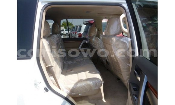 Sayi Imported Toyota Land Cruiser White Mota in Import - Dubai a Benin Sayi Imported Toyota Land Cruiser White Mota in Import - Dubai a Benin