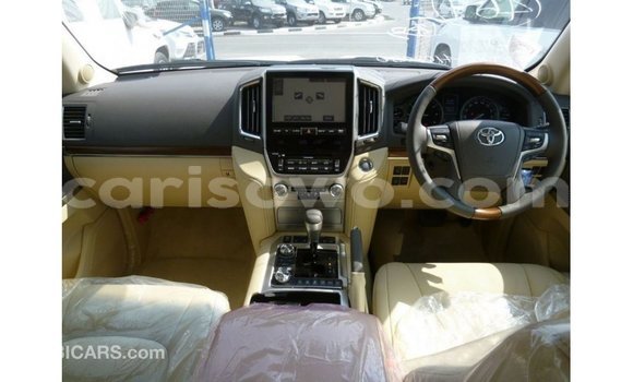 Sayi Imported Toyota Land Cruiser White Mota in Import - Dubai a Benin Sayi Imported Toyota Land Cruiser White Mota in Import - Dubai a Benin
