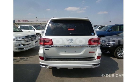Sayi Imported Toyota Land Cruiser White Mota in Import - Dubai a Benin Sayi Imported Toyota Land Cruiser White Mota in Import - Dubai a Benin