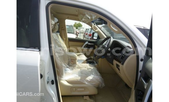 Sayi Imported Toyota Land Cruiser White Mota in Import - Dubai a Benin Sayi Imported Toyota Land Cruiser White Mota in Import - Dubai a Benin