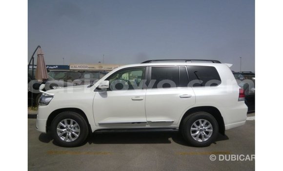 Sayi Imported Toyota Land Cruiser White Mota in Import - Dubai a Benin Sayi Imported Toyota Land Cruiser White Mota in Import - Dubai a Benin