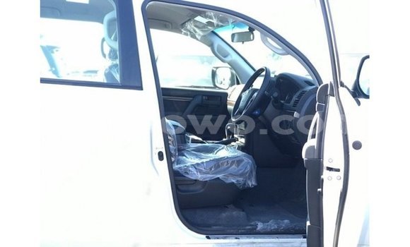 Sayi Imported Toyota Land Cruiser White Mota in Import - Dubai a Benin Sayi Imported Toyota Land Cruiser White Mota in Import - Dubai a Benin