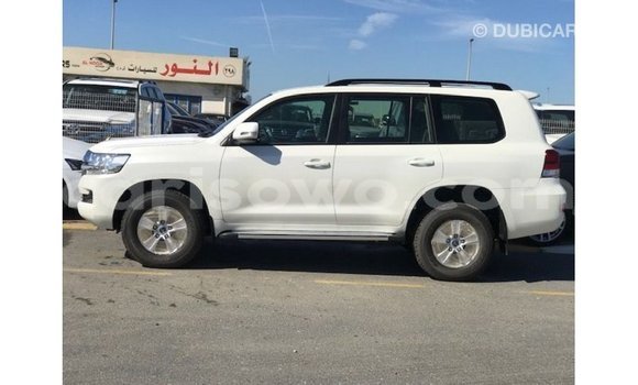 Sayi Imported Toyota Land Cruiser White Mota in Import - Dubai a Benin Sayi Imported Toyota Land Cruiser White Mota in Import - Dubai a Benin