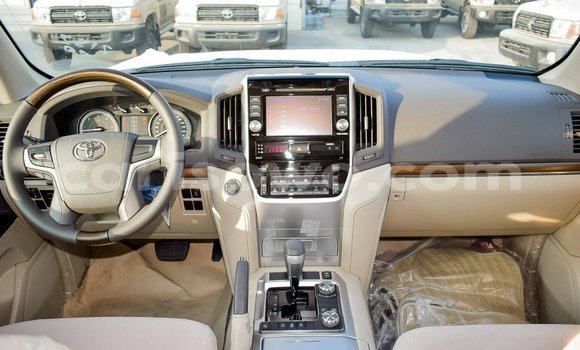 Sayi Imported Toyota Land Cruiser White Mota in Import - Dubai a Benin Sayi Imported Toyota Land Cruiser White Mota in Import - Dubai a Benin