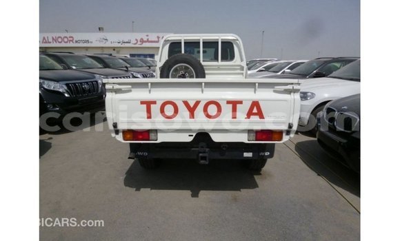 Sayi Imported Toyota Land Cruiser White Mota in Import - Dubai a Benin Sayi Imported Toyota Land Cruiser White Mota in Import - Dubai a Benin