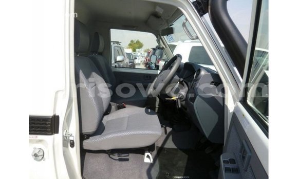 Sayi Imported Toyota Land Cruiser White Mota in Import - Dubai a Benin Sayi Imported Toyota Land Cruiser White Mota in Import - Dubai a Benin