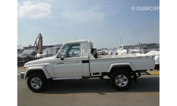 Sayi Imported Toyota Land Cruiser White Mota in Import - Dubai a Benin Sayi Imported Toyota Land Cruiser White Mota in Import - Dubai a Benin