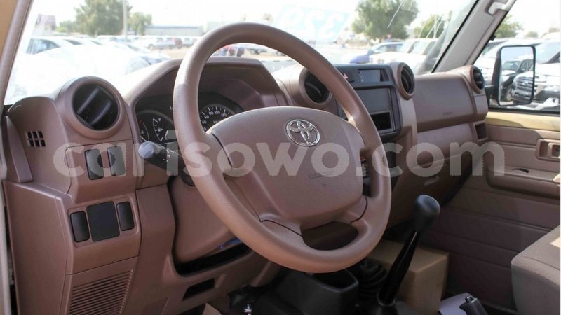 Big with watermark toyota land cruiser benign import dubai 7690