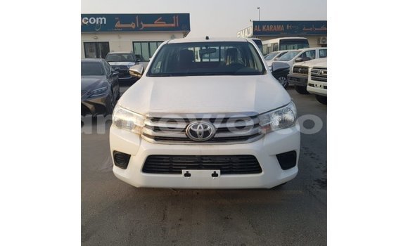 Sayi Imported Toyota Hilux White Mota in Import - Dubai a Benin Sayi Imported Toyota Hilux White Mota in Import - Dubai a Benin