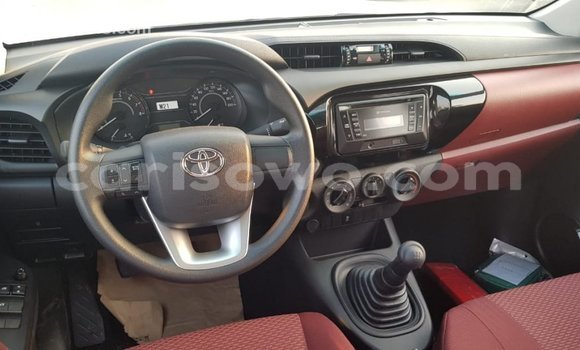 Sayi Imported Toyota Hilux White Mota in Import - Dubai a Benin Sayi Imported Toyota Hilux White Mota in Import - Dubai a Benin