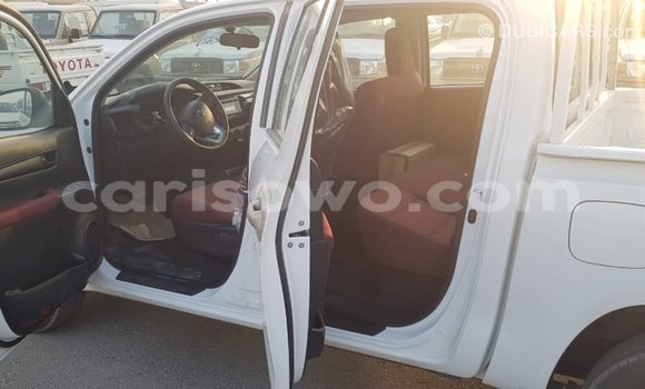 Sayi Imported Toyota Hilux White Mota in Import - Dubai a Benin Sayi Imported Toyota Hilux White Mota in Import - Dubai a Benin