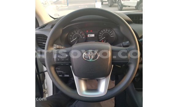 Sayi Imported Toyota Hilux White Mota in Import - Dubai a Benin Sayi Imported Toyota Hilux White Mota in Import - Dubai a Benin