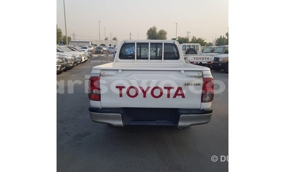 Sayi Imported Toyota Hilux White Mota in Import - Dubai a Benin Sayi Imported Toyota Hilux White Mota in Import - Dubai a Benin