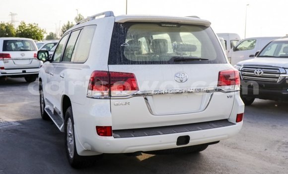 Sayi Imported Toyota Land Cruiser White Mota in Import - Dubai a Benin Sayi Imported Toyota Land Cruiser White Mota in Import - Dubai a Benin
