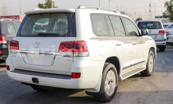Sayi Imported Toyota Land Cruiser White Mota in Import - Dubai a Benin Sayi Imported Toyota Land Cruiser White Mota in Import - Dubai a Benin
