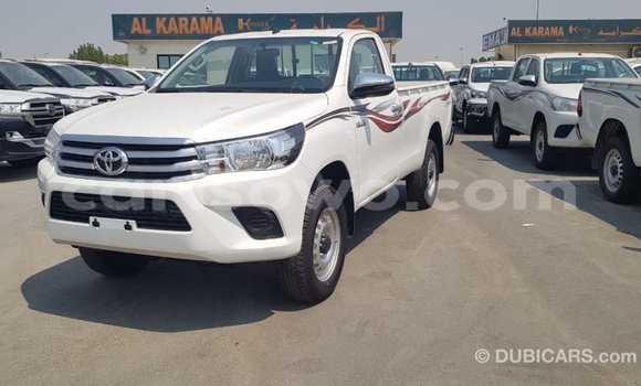 Sayi Imported Toyota Hilux White Mota in Import - Dubai a Benin Sayi Imported Toyota Hilux White Mota in Import - Dubai a Benin