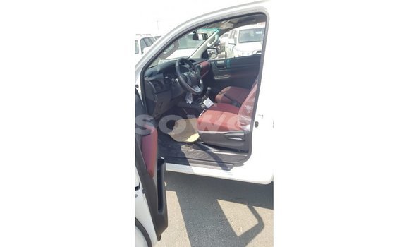 Sayi Imported Toyota Hilux White Mota in Import - Dubai a Benin Sayi Imported Toyota Hilux White Mota in Import - Dubai a Benin