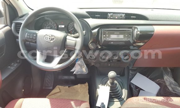 Sayi Imported Toyota Hilux White Mota in Import - Dubai a Benin Sayi Imported Toyota Hilux White Mota in Import - Dubai a Benin