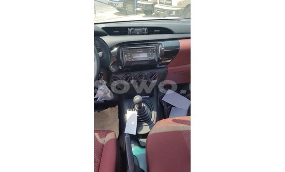 Sayi Imported Toyota Hilux White Mota in Import - Dubai a Benin Sayi Imported Toyota Hilux White Mota in Import - Dubai a Benin