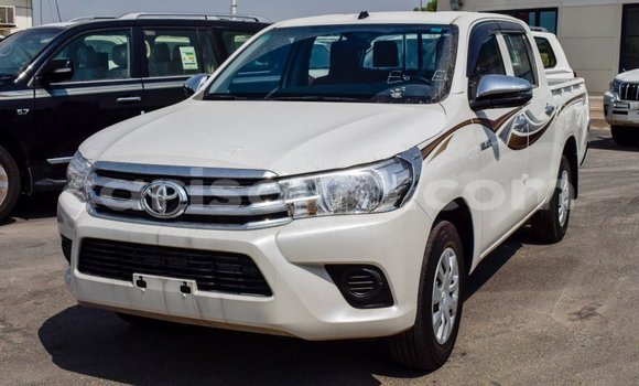 Sayi Imported Toyota Hilux White Mota in Import - Dubai a Benin Sayi Imported Toyota Hilux White Mota in Import - Dubai a Benin