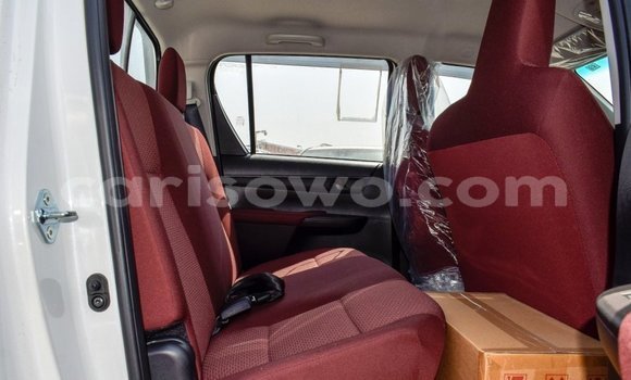 Sayi Imported Toyota Hilux White Mota in Import - Dubai a Benin Sayi Imported Toyota Hilux White Mota in Import - Dubai a Benin