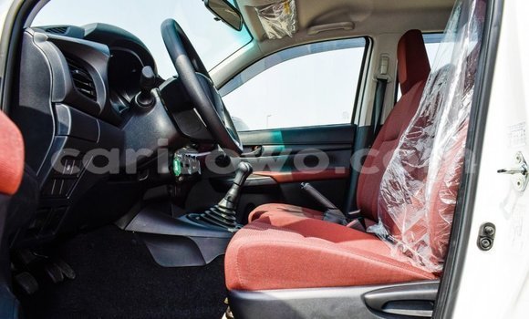 Sayi Imported Toyota Hilux White Mota in Import - Dubai a Benin Sayi Imported Toyota Hilux White Mota in Import - Dubai a Benin
