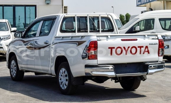 Sayi Imported Toyota Hilux White Mota in Import - Dubai a Benin Sayi Imported Toyota Hilux White Mota in Import - Dubai a Benin