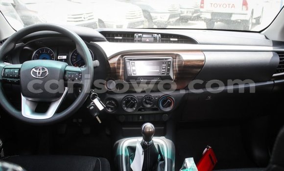 Sayi Imported Toyota Hilux White Mota in Import - Dubai a Benin Sayi Imported Toyota Hilux White Mota in Import - Dubai a Benin