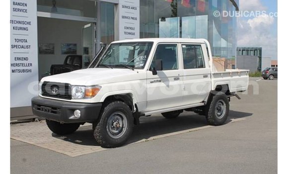 Acheter Import Voiture Toyota Land Cruiser Blanc à Import - Dubai, Benin Acheter Import Voiture Toyota Land Cruiser Blanc à Import - Dubai, Benin