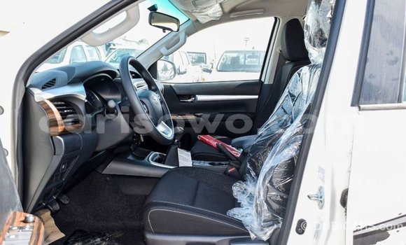 Sayi Imported Toyota Hilux White Mota in Import - Dubai a Benin Sayi Imported Toyota Hilux White Mota in Import - Dubai a Benin