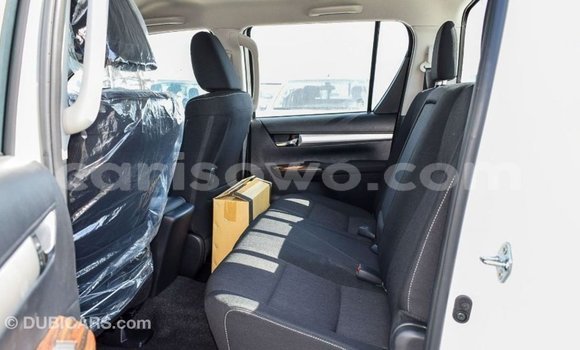 Sayi Imported Toyota Hilux White Mota in Import - Dubai a Benin Sayi Imported Toyota Hilux White Mota in Import - Dubai a Benin