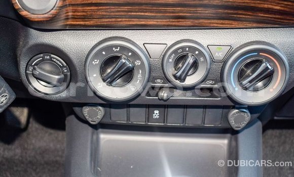 Sayi Imported Toyota Hilux White Mota in Import - Dubai a Benin Sayi Imported Toyota Hilux White Mota in Import - Dubai a Benin