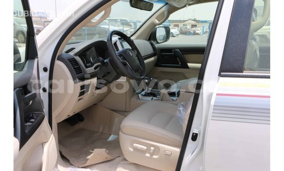 Acheter Import Voiture Toyota Land Cruiser Blanc à Import - Dubai, Benin Acheter Import Voiture Toyota Land Cruiser Blanc à Import - Dubai, Benin