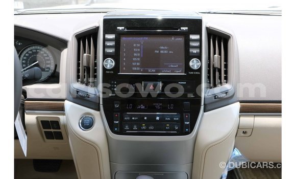 Acheter Import Voiture Toyota Land Cruiser Blanc à Import - Dubai, Benin Acheter Import Voiture Toyota Land Cruiser Blanc à Import - Dubai, Benin