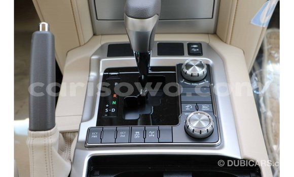 Acheter Import Voiture Toyota Land Cruiser Blanc à Import - Dubai, Benin Acheter Import Voiture Toyota Land Cruiser Blanc à Import - Dubai, Benin