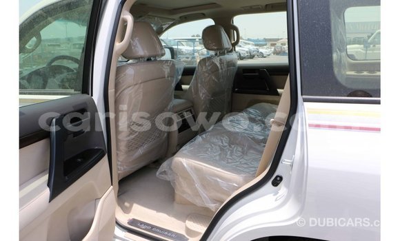 Acheter Import Voiture Toyota Land Cruiser Blanc à Import - Dubai, Benin Acheter Import Voiture Toyota Land Cruiser Blanc à Import - Dubai, Benin