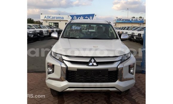 Sayi Imported Mitsubishi L200 White Mota in Import - Dubai a Benin Sayi Imported Mitsubishi L200 White Mota in Import - Dubai a Benin